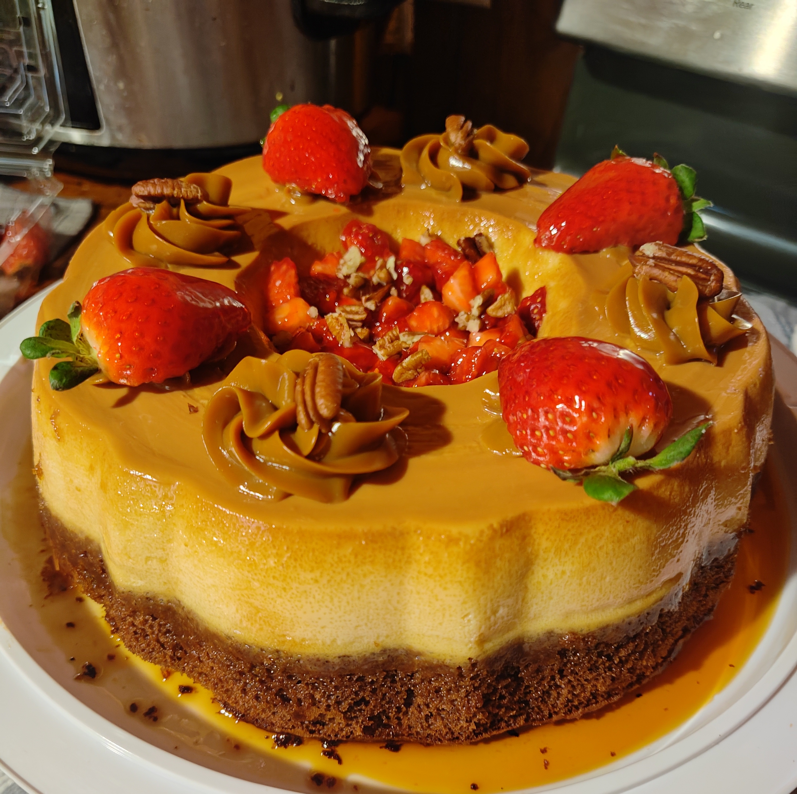 Chocoflán decorado con fresas y duraznos frescos