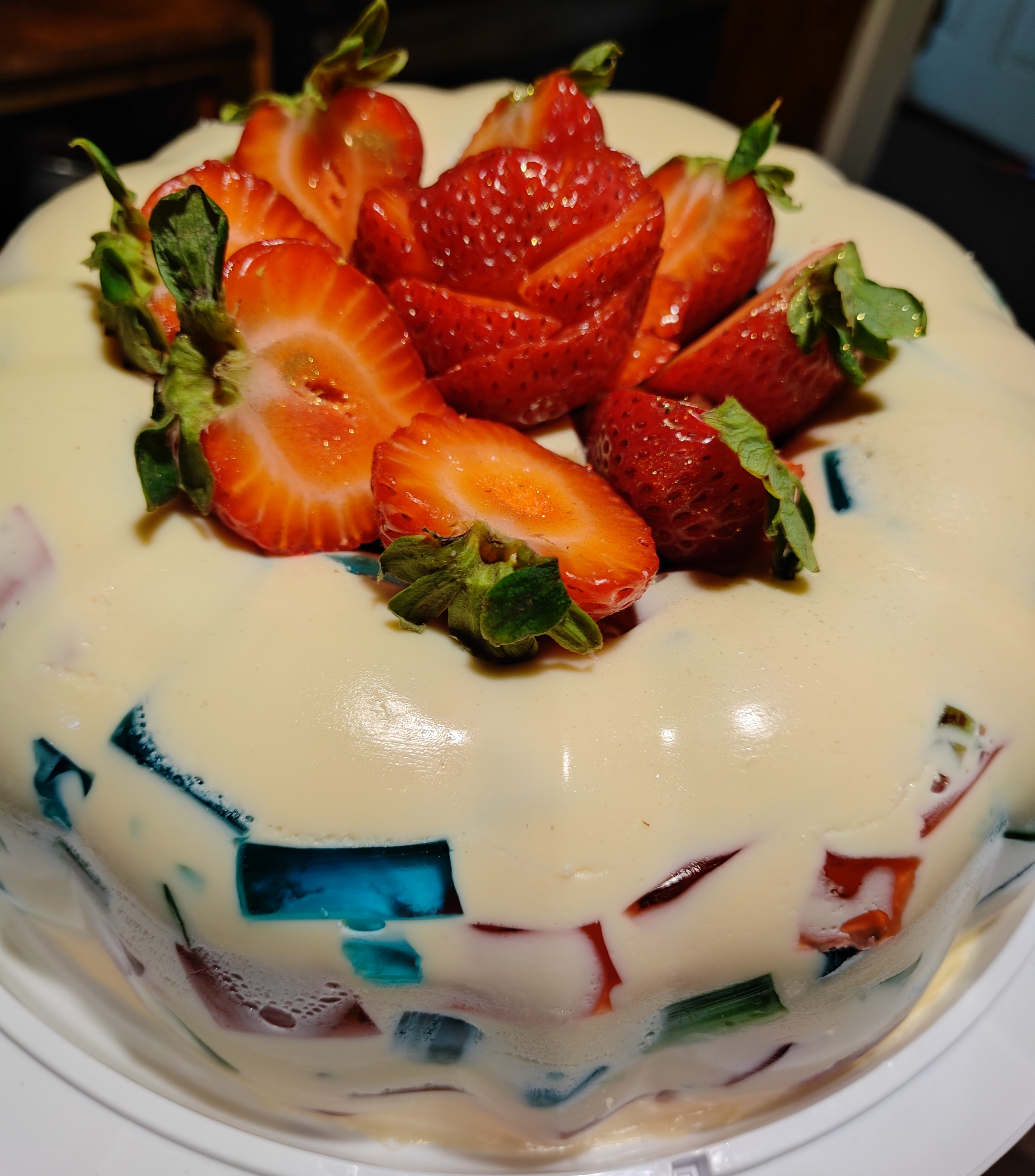 Gelatina de mosaico con cubos de colores, fresa y nuez
