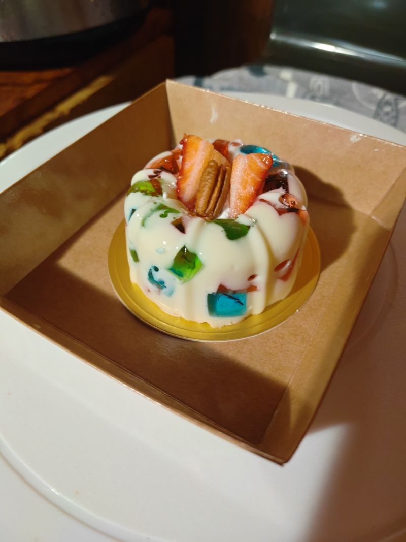 Gelatina de mosaico decorada con fresa y nuez